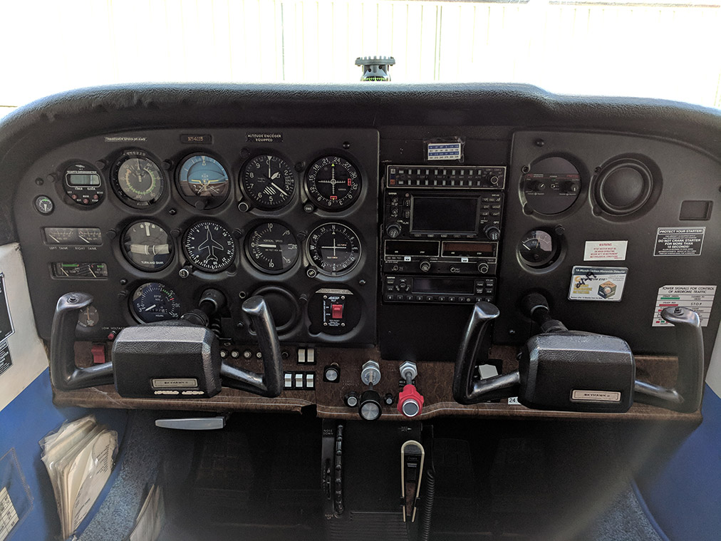 Cessna Skyhawk N54115 panel